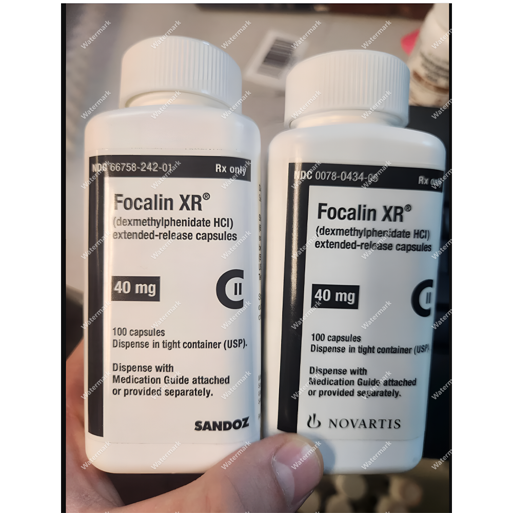 Две пластиковые баночки Focalin XR (Фокалин XR) по 40 мг на 100 капсул. Слева — дженерик от Sandoz, справа — оригинальный препарат от Novartis. Этикетки содержат пометку 'extended-release capsules' и маркировку C II.